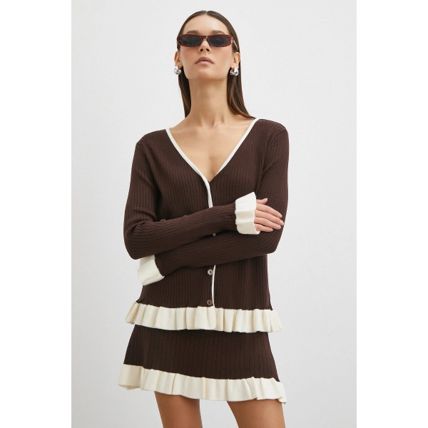 Düğmeli Eteği Fırfırlı Etekli Triko Takım Kahve