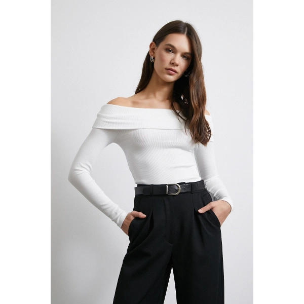 Omzu Açık Kaşkorse Bluz Beyaz