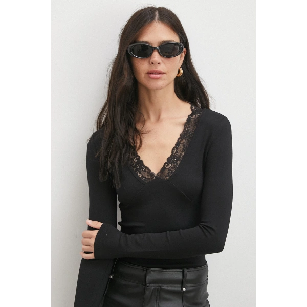 Yakası Dantelli Bluz Siyah