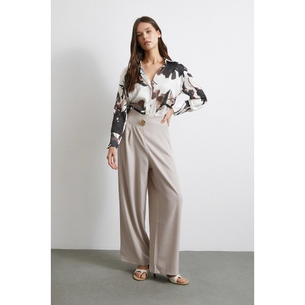 Düğme Detaylı Pensli Dökümlü Pantolon Bej