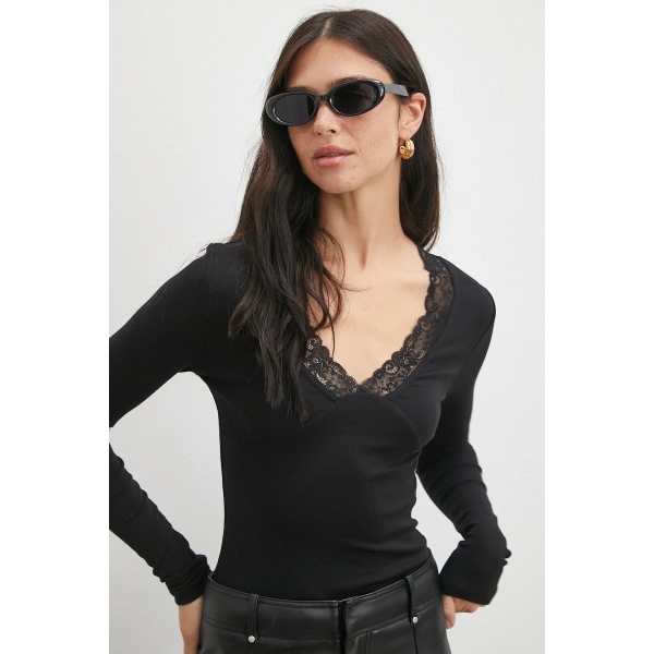 Yakası Dantelli Bluz Siyah
