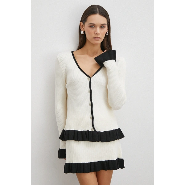 Düğmeli Eteği Fırfırlı Etekli Triko Takım Ekru