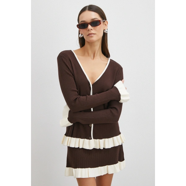 Düğmeli Eteği Fırfırlı Etekli Triko Takım Kahve