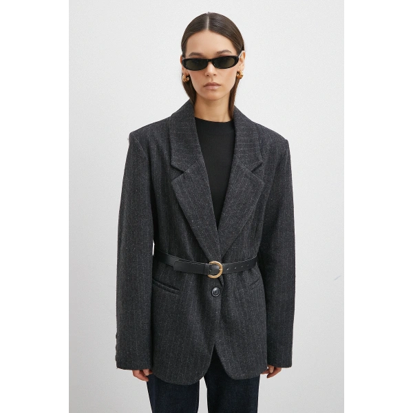 Çizgi Detaylı Kemerli Kaşa Ceket Siyah