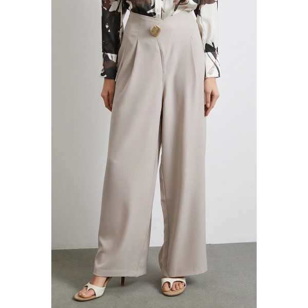 Düğme Detaylı Pensli Dökümlü Pantolon Bej