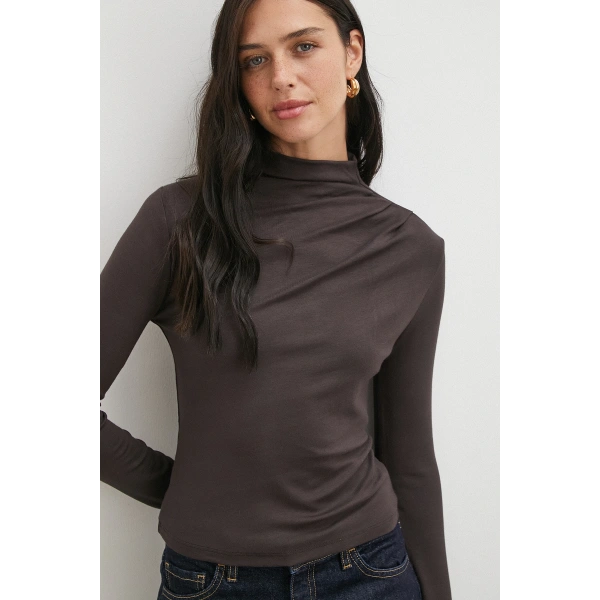 Omzu Pileli Boğazlı Bluz Kahve