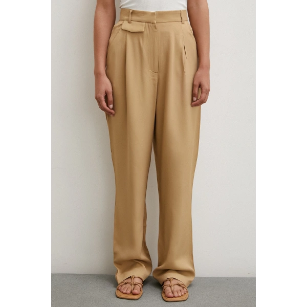 Kemer Detaylı Klasik Pantolon Bej