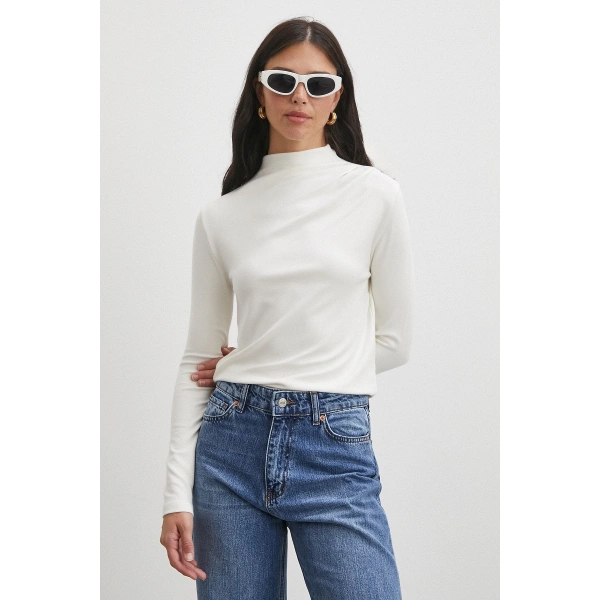 Omzu Pileli Boğazlı Bluz Beyaz