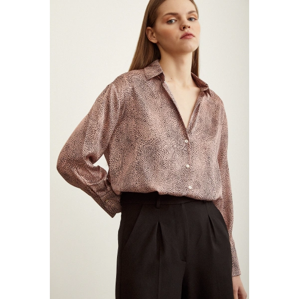 V Yaka Desenli Saten Gömlek Gül Kurusu