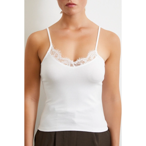 Dantel Detaylı Askılı Top Beyaz