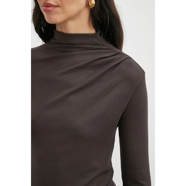 Omzu Pileli Boğazlı Bluz Kahve