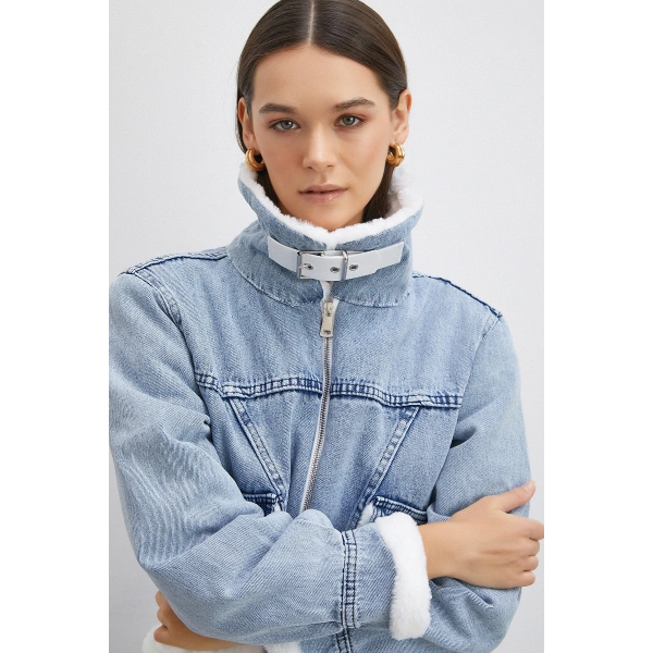 Beyaz Kemer Detaylı Kürklü Kot Mont Mavi