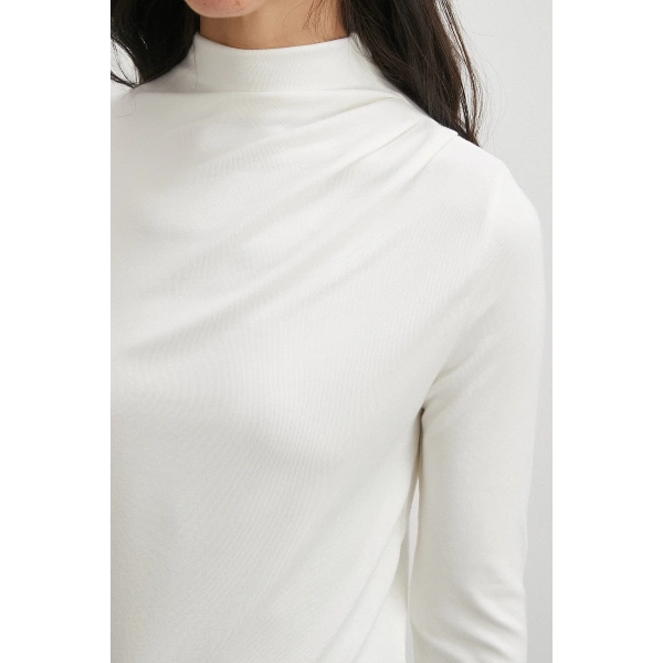 Omzu Pileli Boğazlı Bluz Beyaz