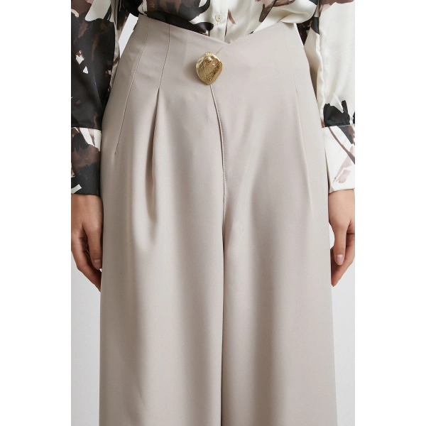 Düğme Detaylı Pensli Dökümlü Pantolon Bej