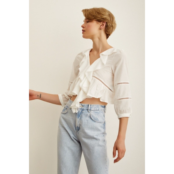 Şerit Dantel Detaylı Fırfırlı Bluz Beyaz