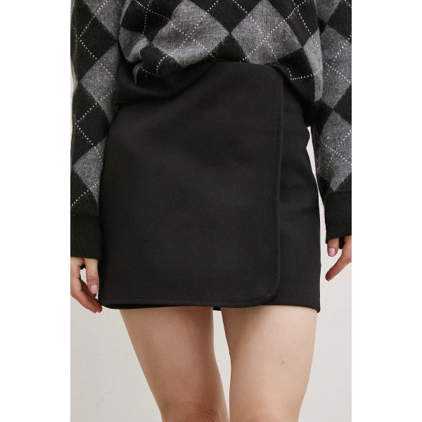 Önü Katlı Kaşe Etek Siyah