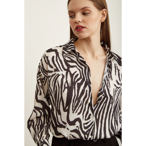 Zebra Desen V Yaka Saten Gömlek Siyah