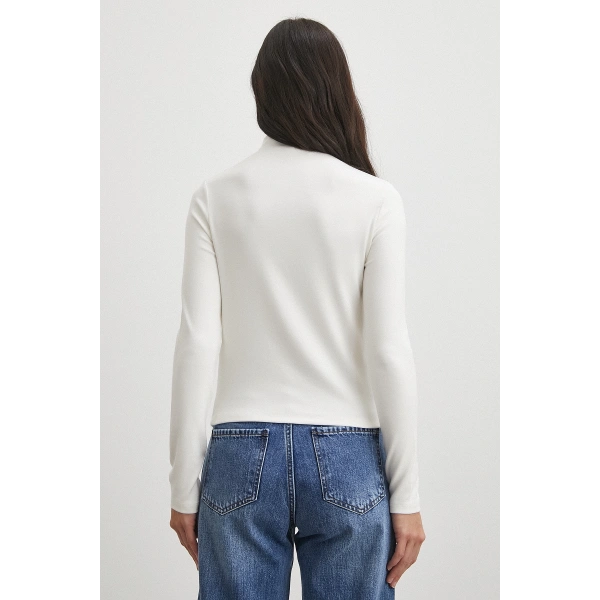 Omzu Pileli Boğazlı Bluz Beyaz