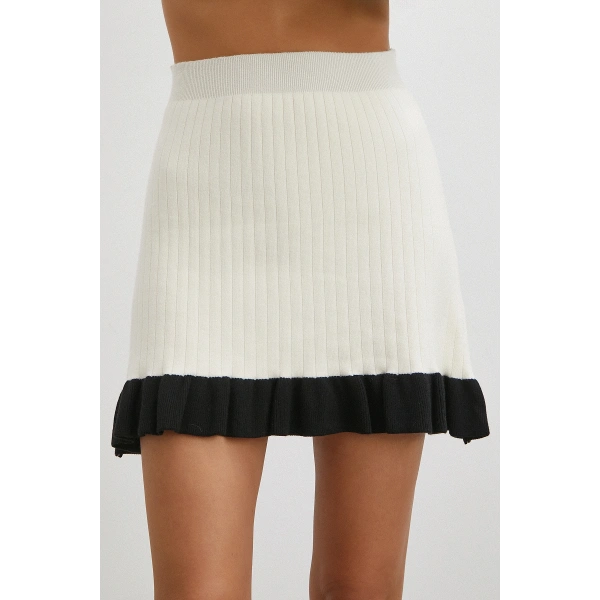 Düğmeli Eteği Fırfırlı Etekli Triko Takım Ekru