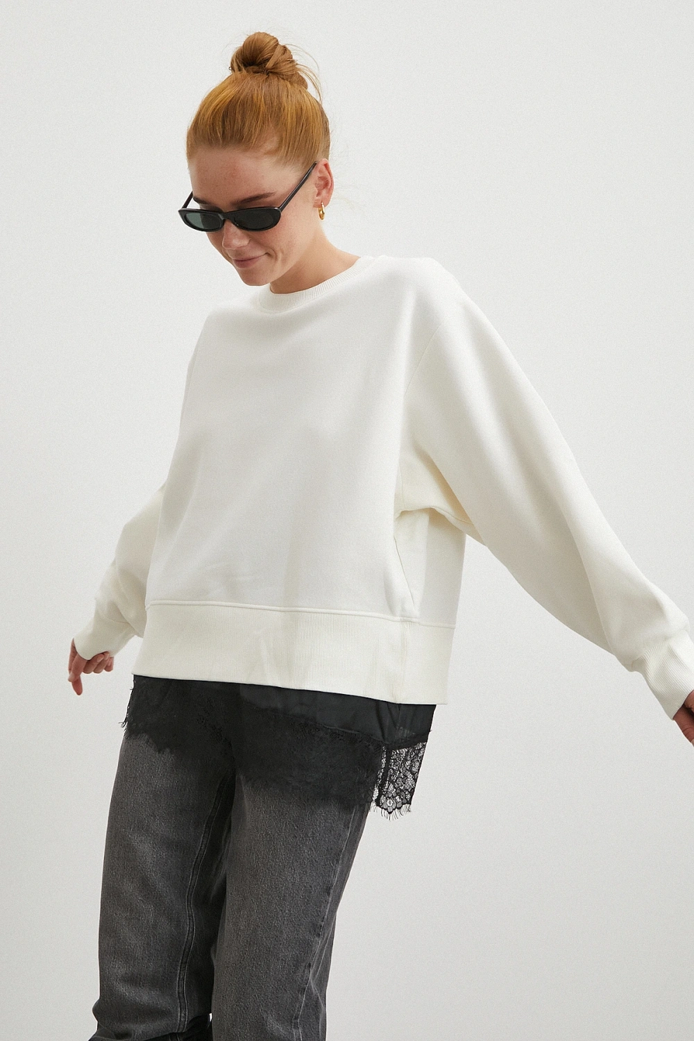 Eteği Dantelli Oversize Sweatshirt Beyaz