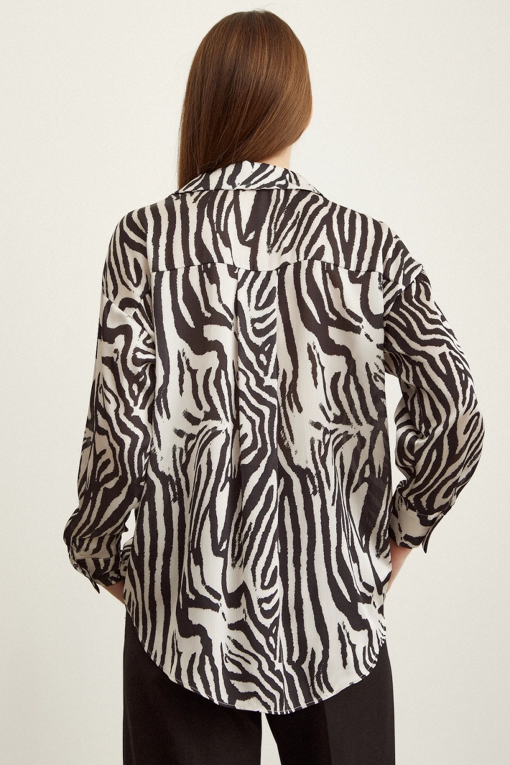 Zebra Desen V Yaka Saten Gömlek Siyah
