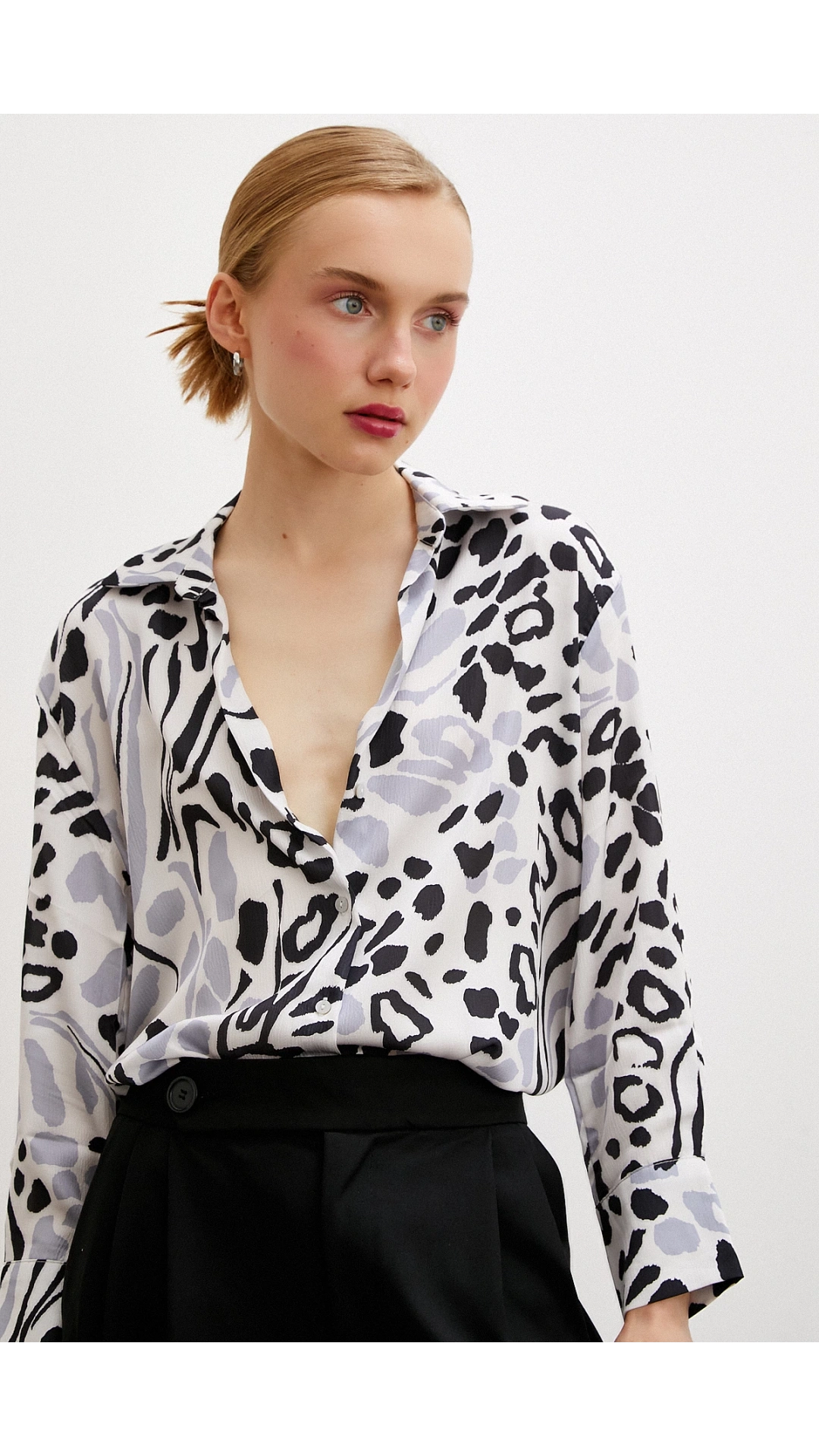 V Yaka Leopar Desen Gömlek Siyah