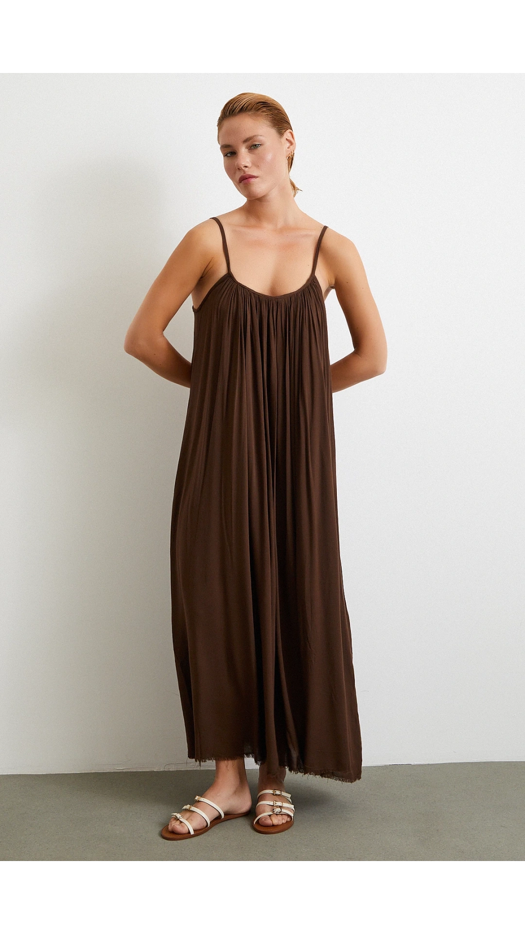 Askılı Piliseli Geniş Elbise Kahve