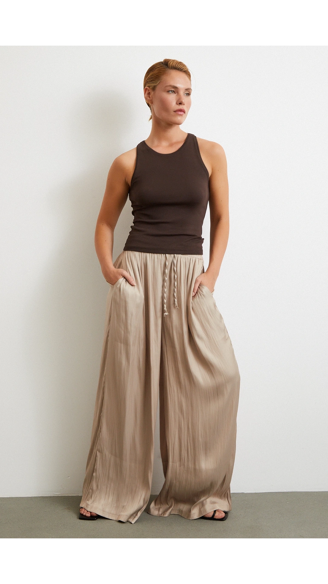 Beli Lastikli Geniş Paça Büzgülü Pantolon Bej