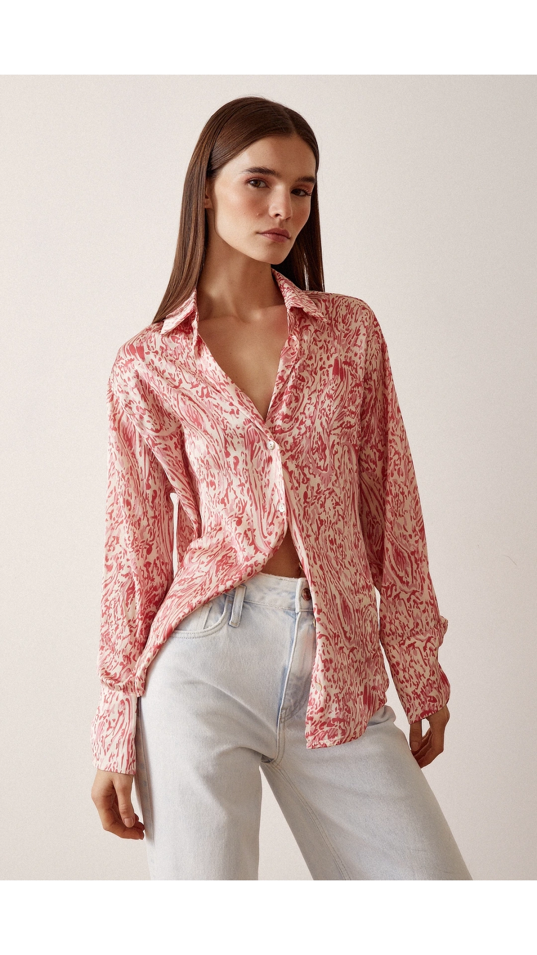 V Yaka Desenli Saten Gömlek Kırmızı