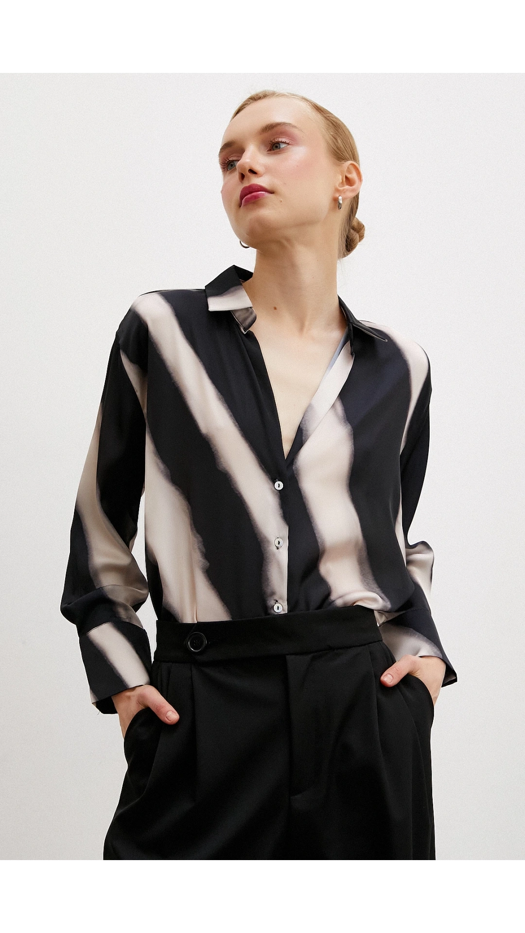 Desenli V Yaka Saten Gömlek Bej