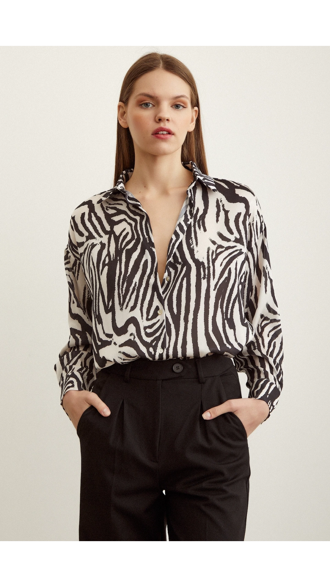 Zebra Desen V Yaka Saten Gömlek Siyah