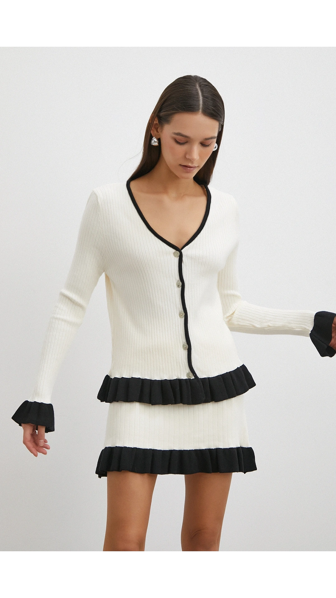 Düğmeli Eteği Fırfırlı Etekli Triko Takım Ekru