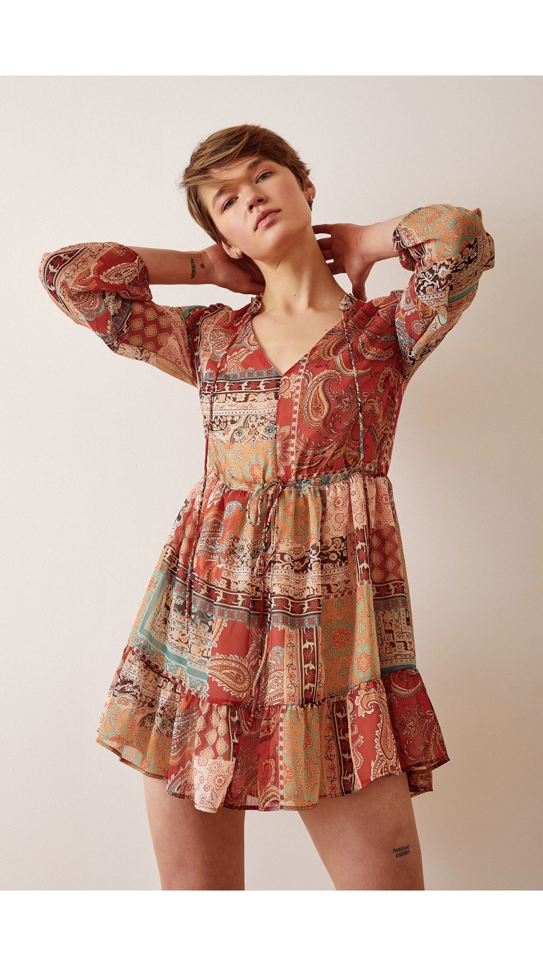 Biyeli V Yaka Desenli Mini Elbise Kahve