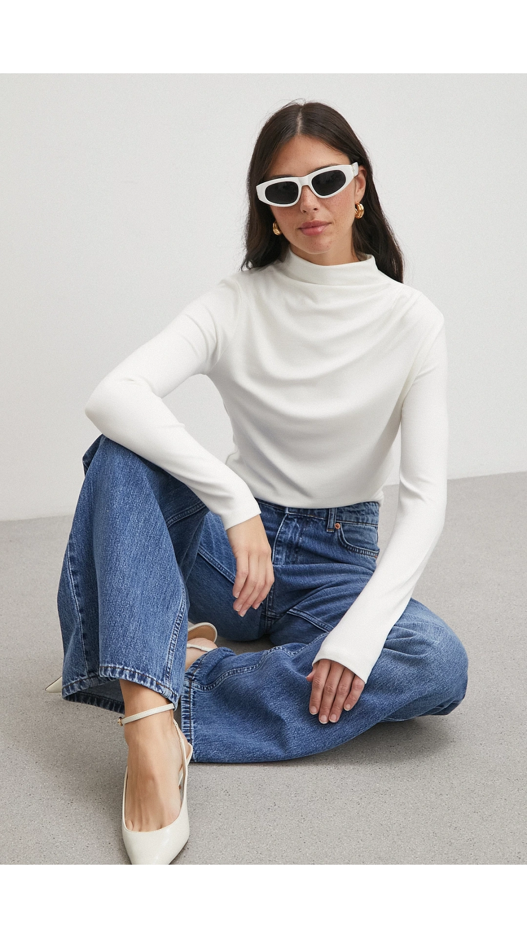 Omzu Pileli Boğazlı Bluz Beyaz