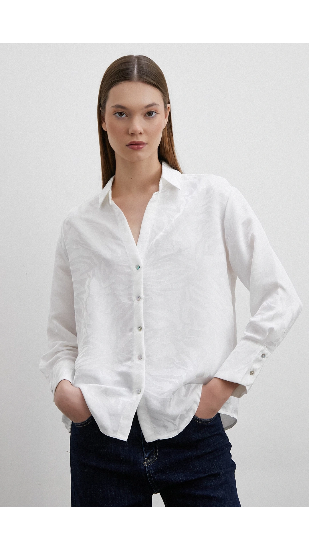 Jakarlı V Yaka Gömlek Beyaz