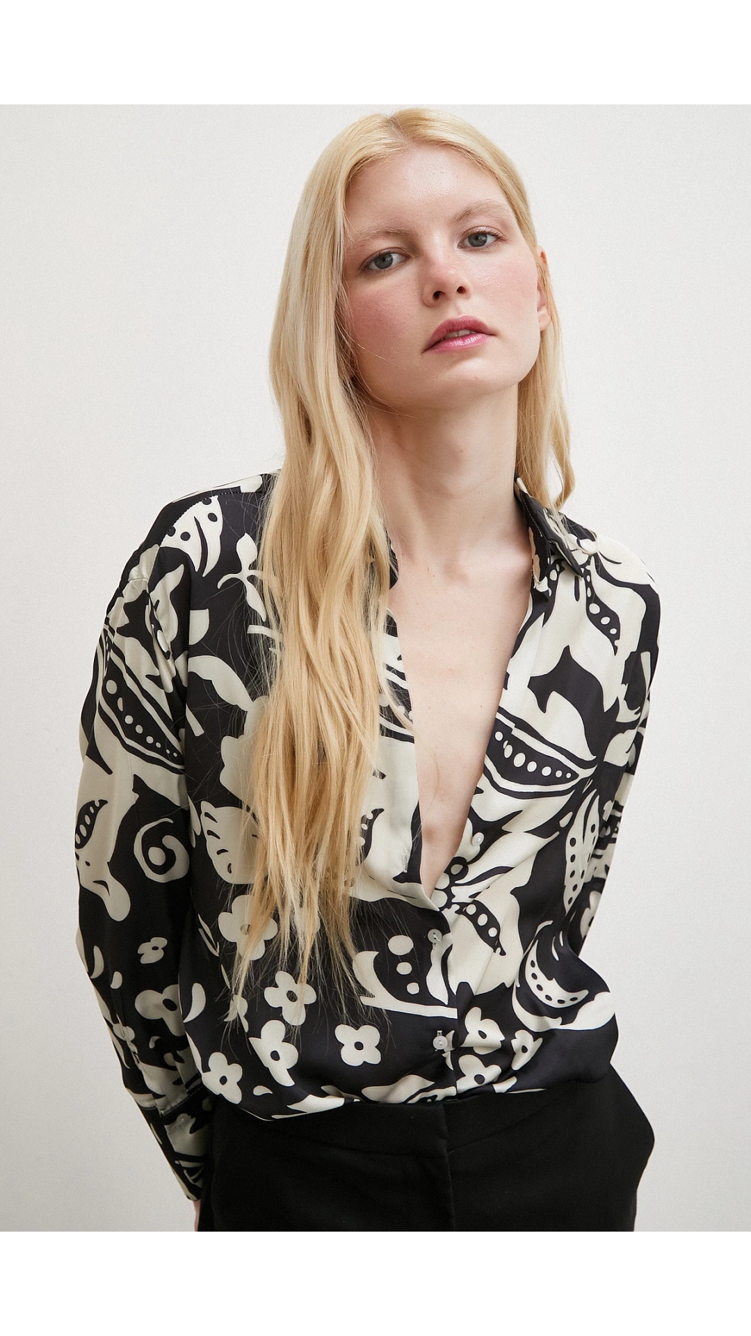 Çiçek Desenli Saten Gömlek Siyah