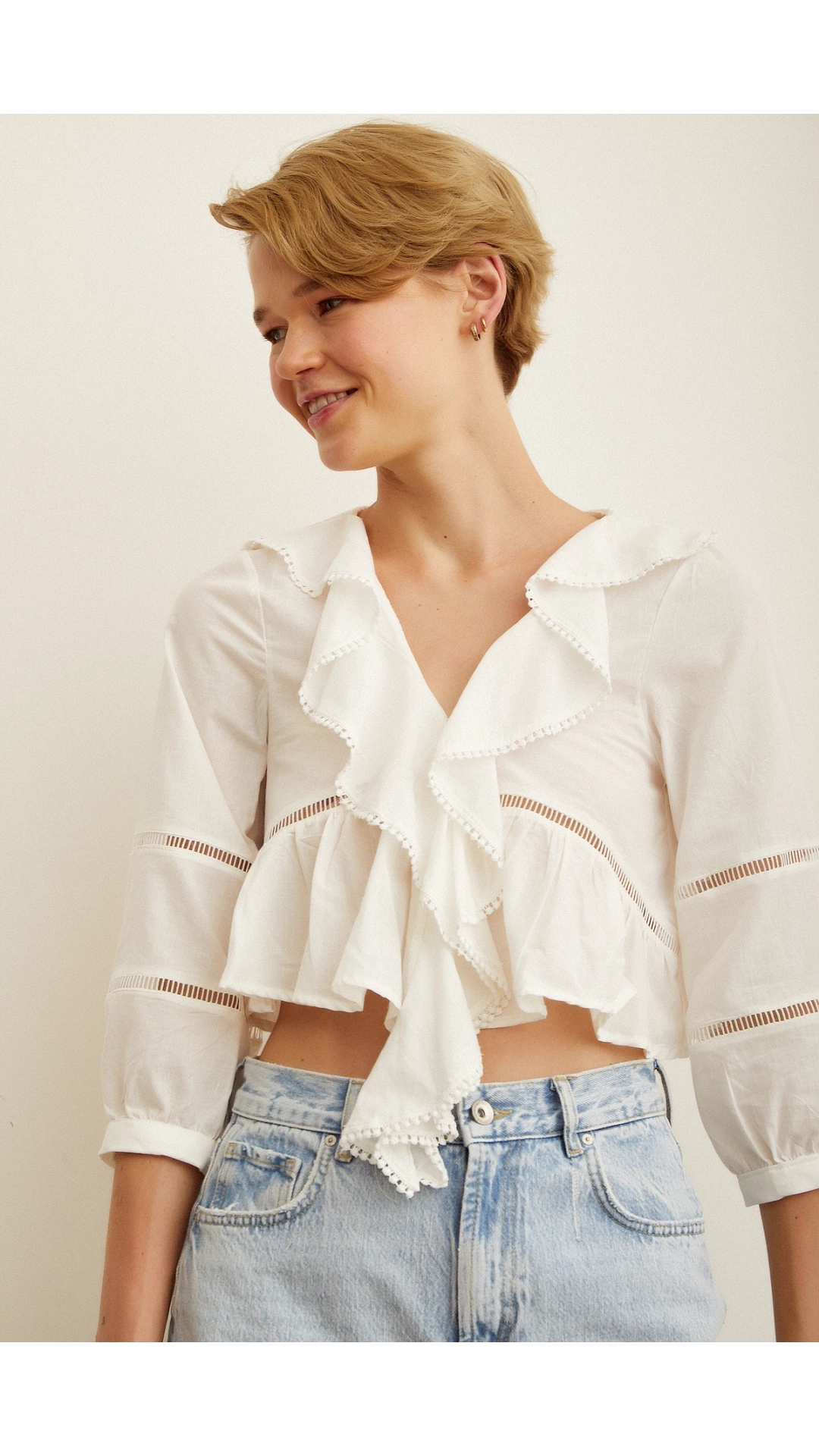 Şerit Dantel Detaylı Fırfırlı Bluz Beyaz