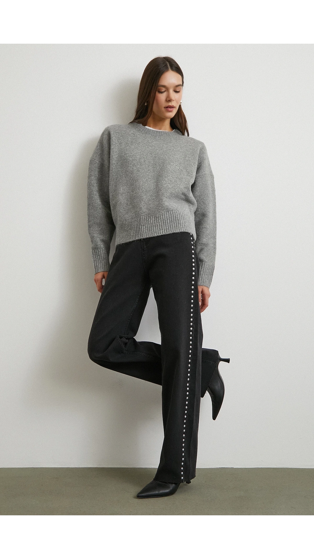 Taş İşlemeli Yüksek Bel Kesik Paça Jean Siyah