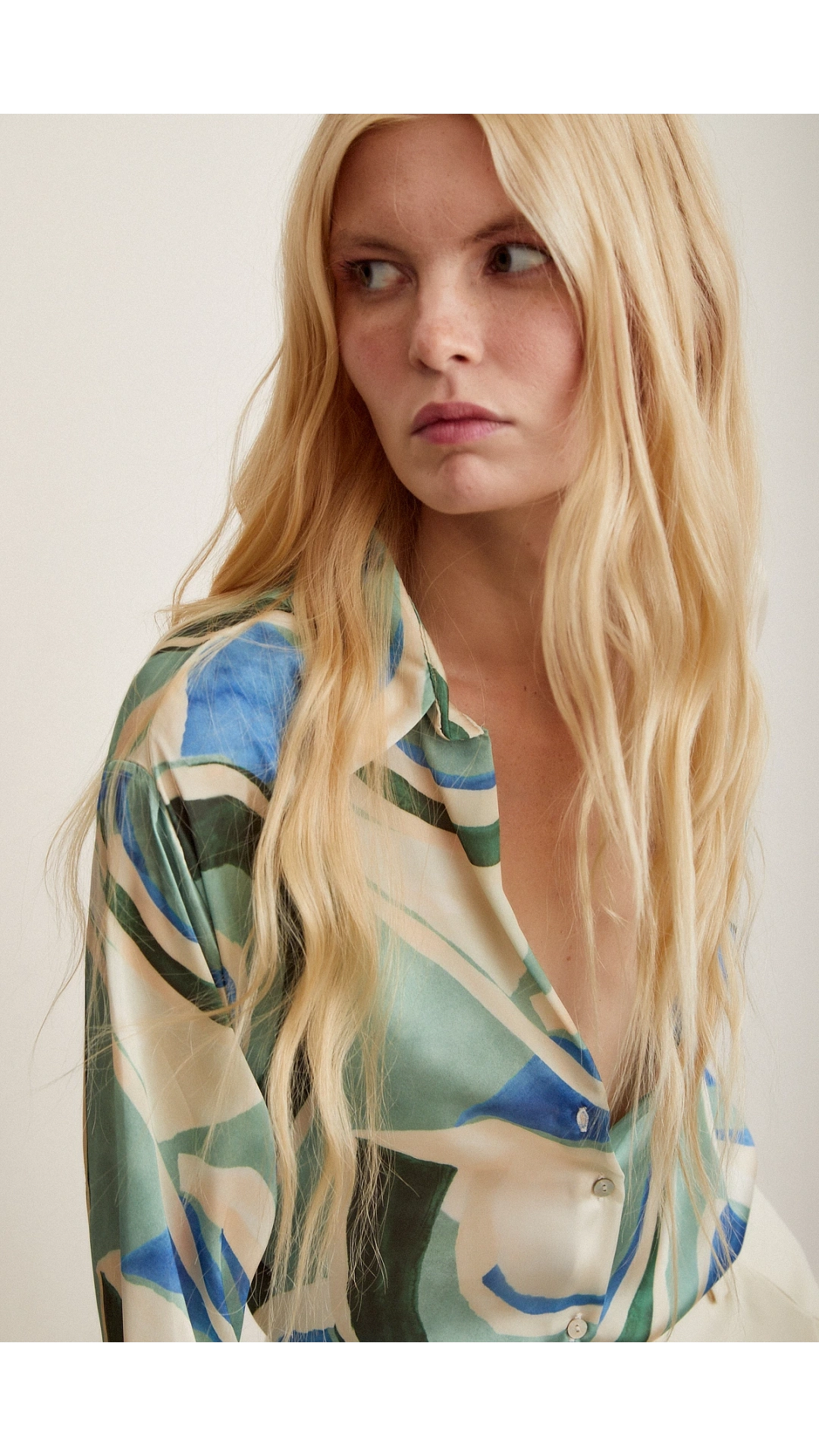 V Yaka Desenli Saten Gömlek Mavi