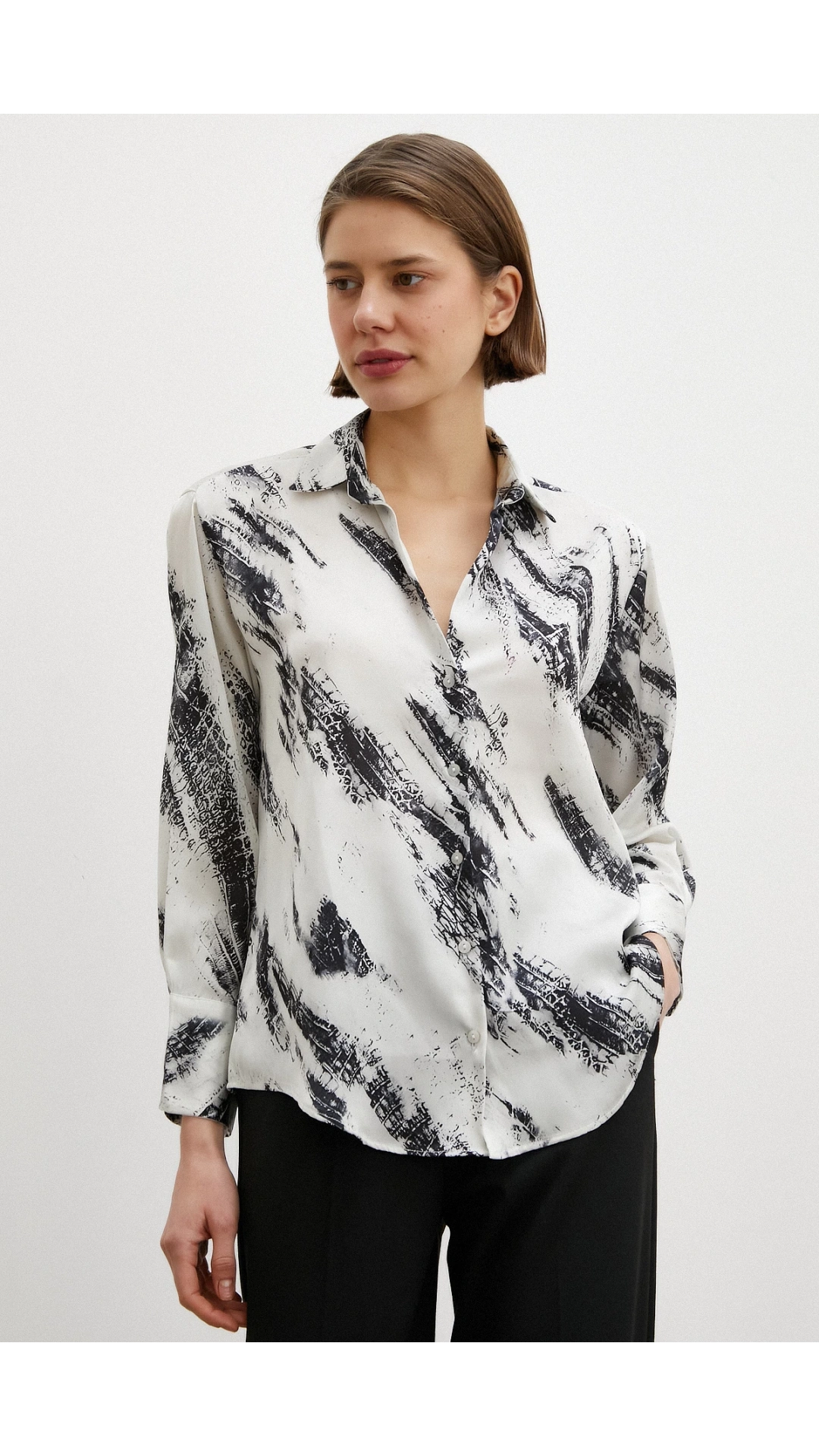 V Yaka Baskılı Saten Gömlek Ekru