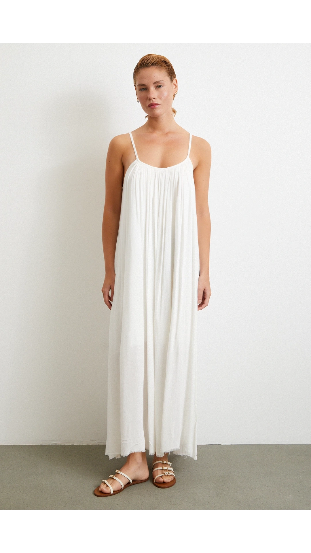 Askılı Piliseli Geniş Elbise Beyaz