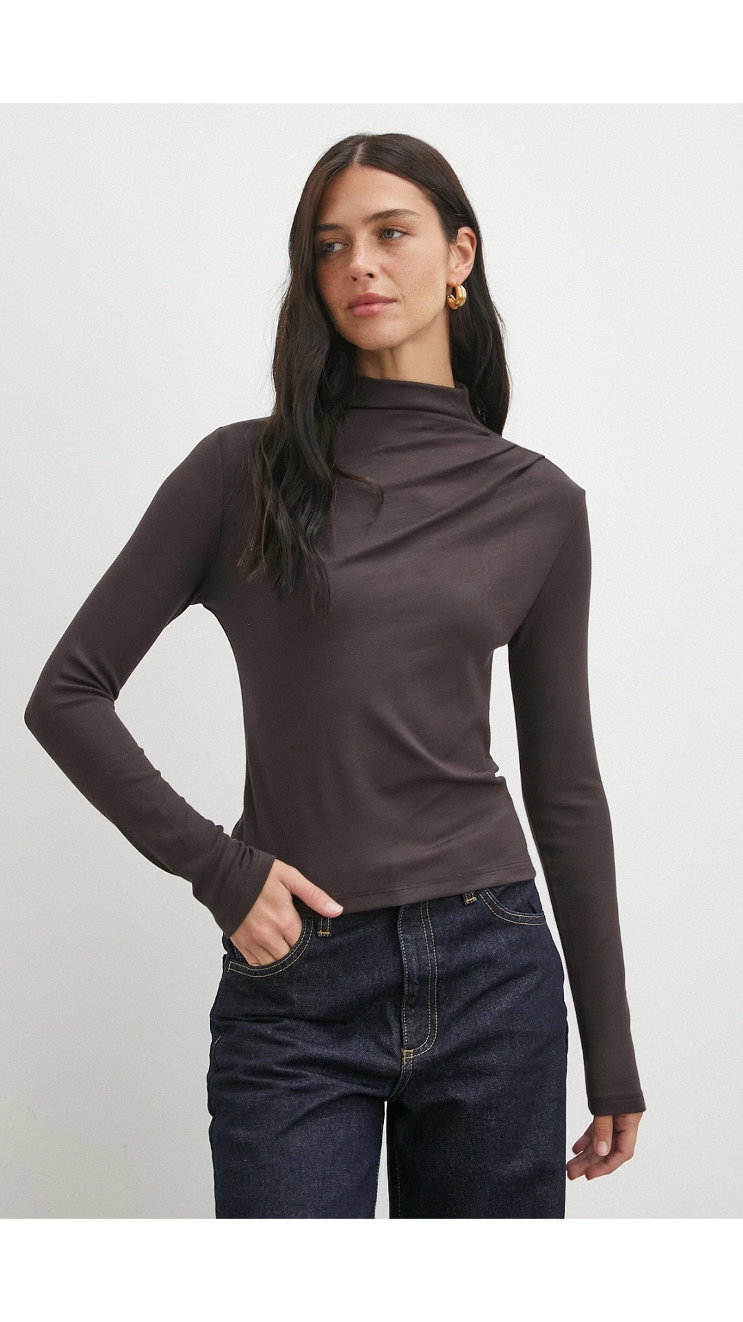 Omzu Pileli Boğazlı Bluz Kahve