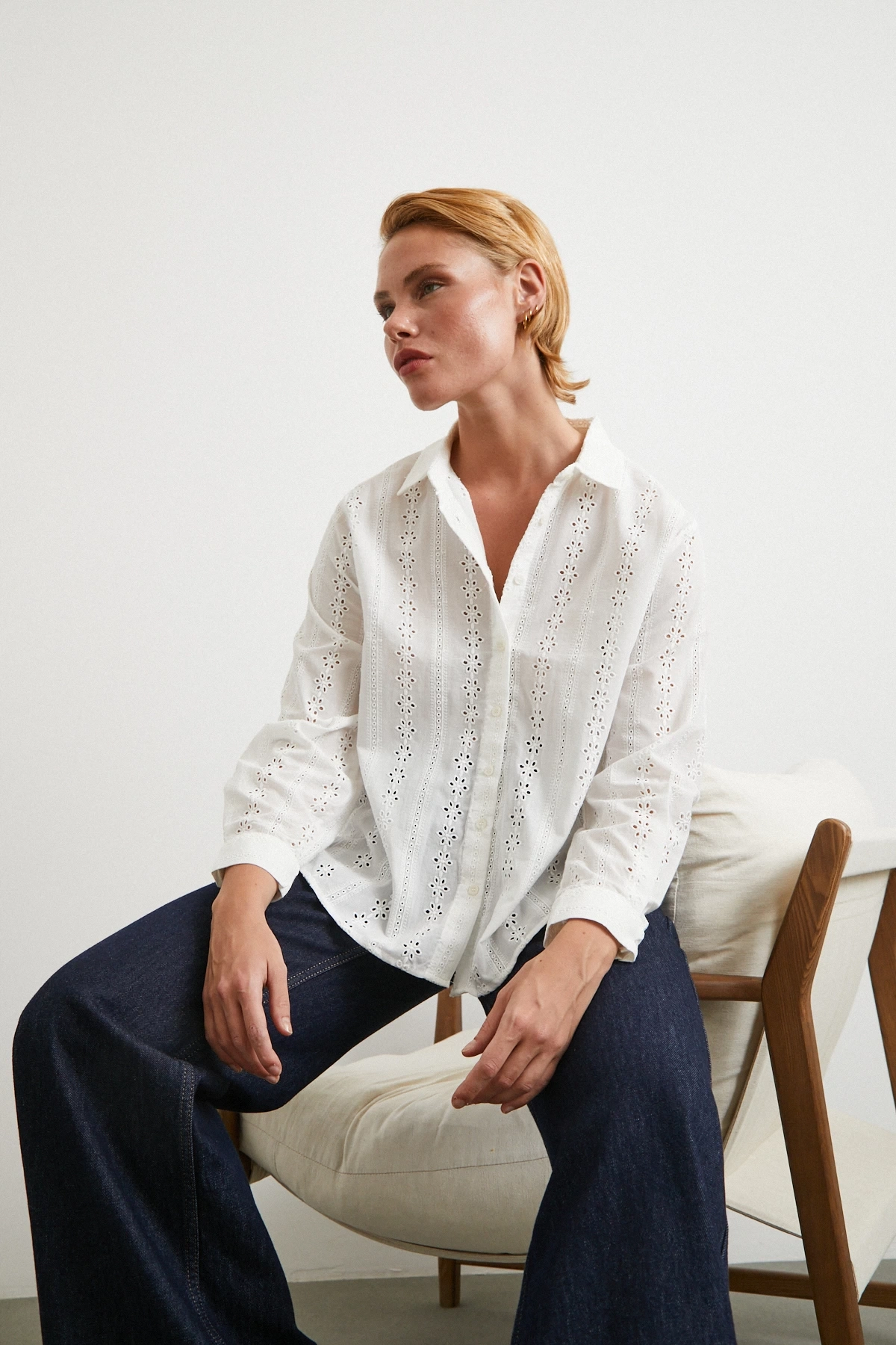 Fisto İşlemeli Gömlek Beyaz