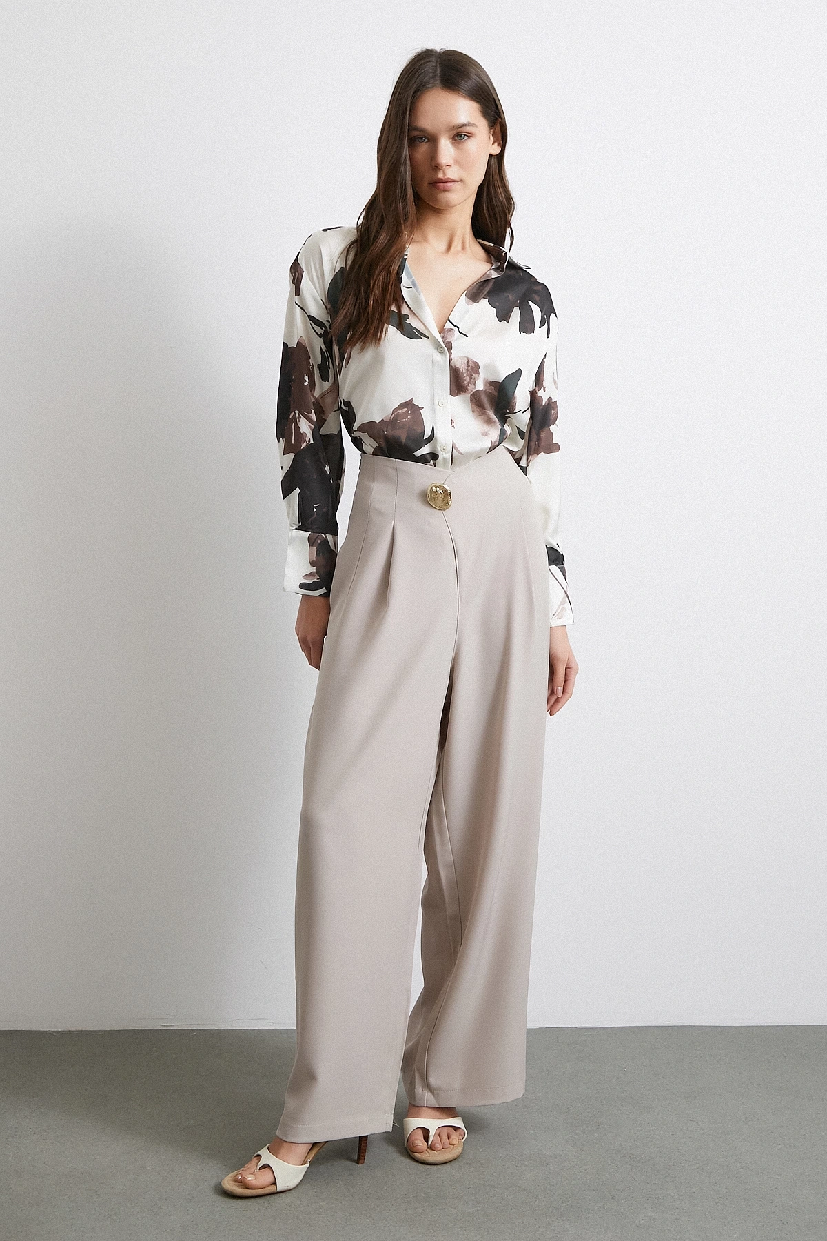 Düğme Detaylı Pensli Dökümlü Pantolon Bej