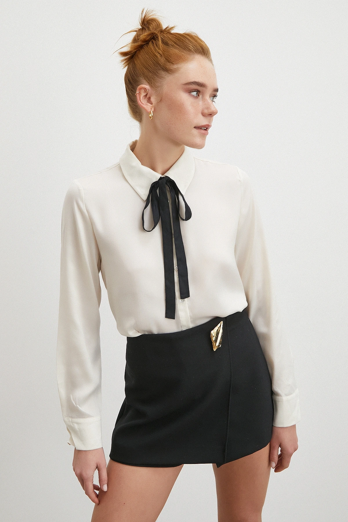 Yaka Bağlamalı Saten Gömlek Ekru