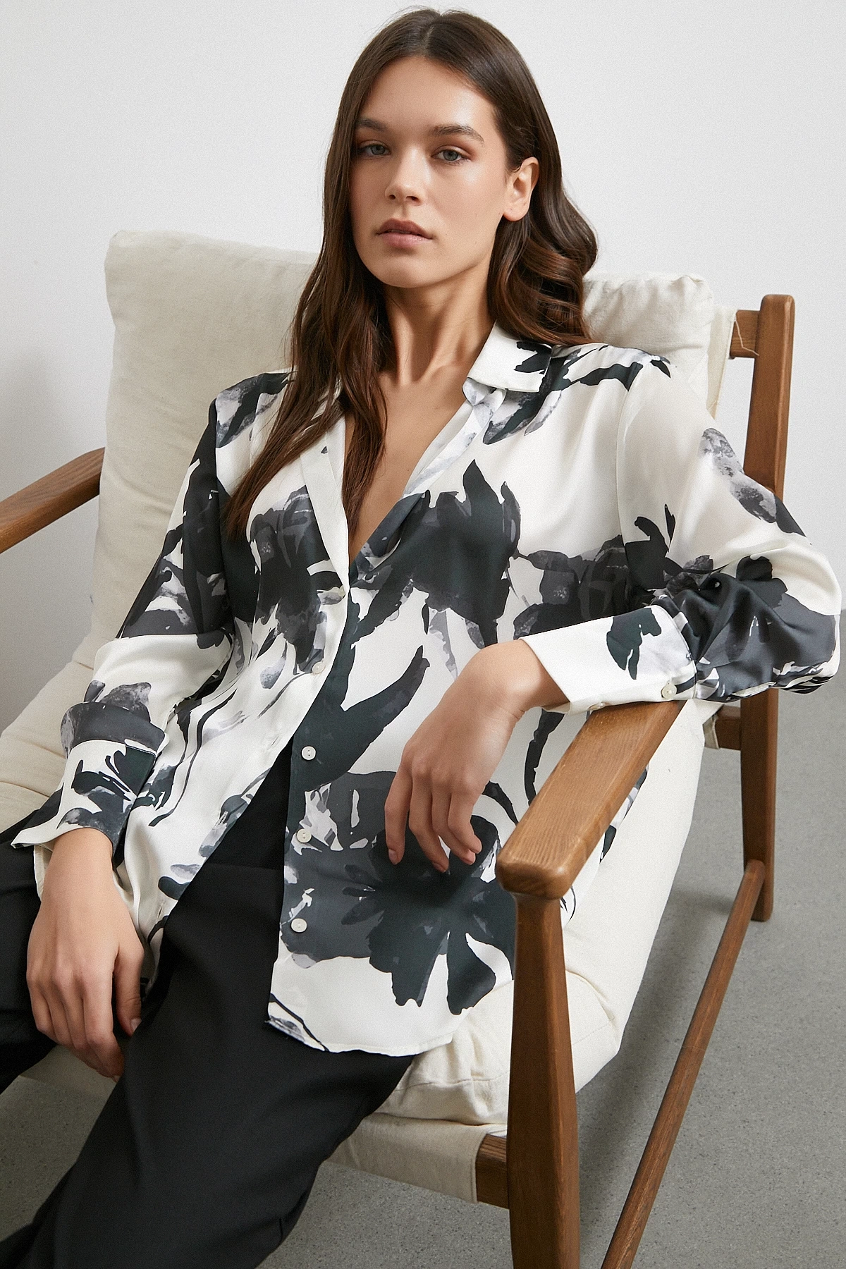 Saten Yüzeyli Desenli Gömlek Siyah