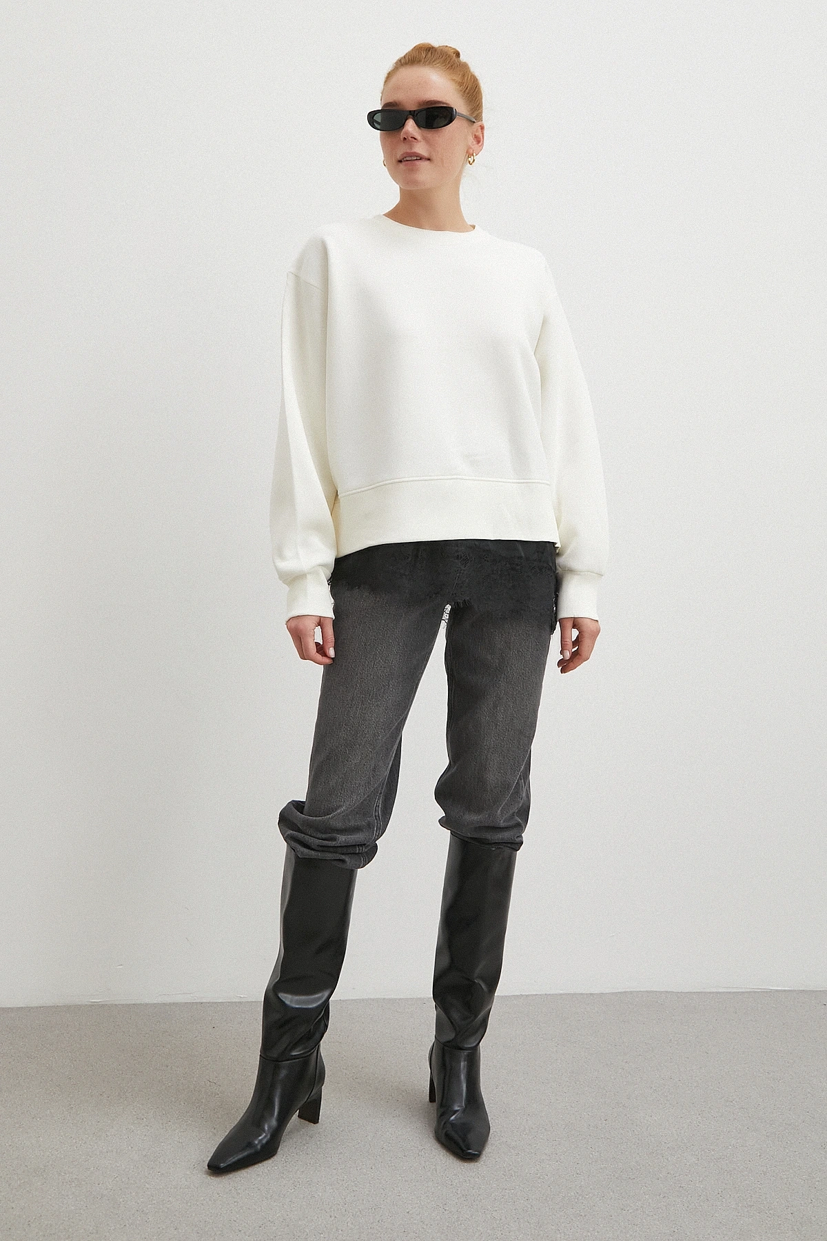 Eteği Dantelli Oversize Sweatshirt Beyaz