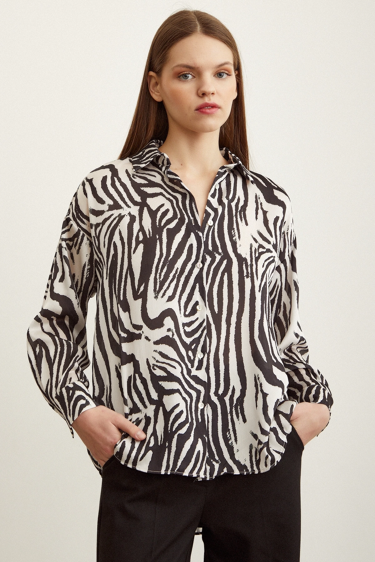 Zebra Desen V Yaka Saten Gömlek Siyah