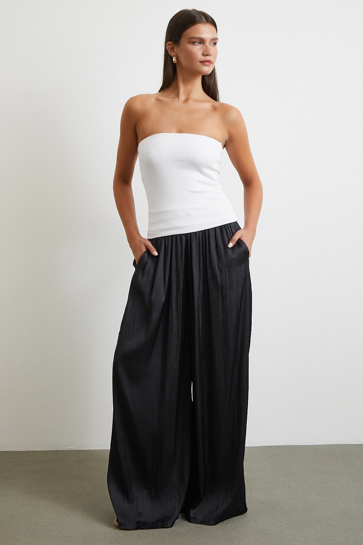 Beli Lastikli Geniş Paça Büzgülü Pantolon Siyah