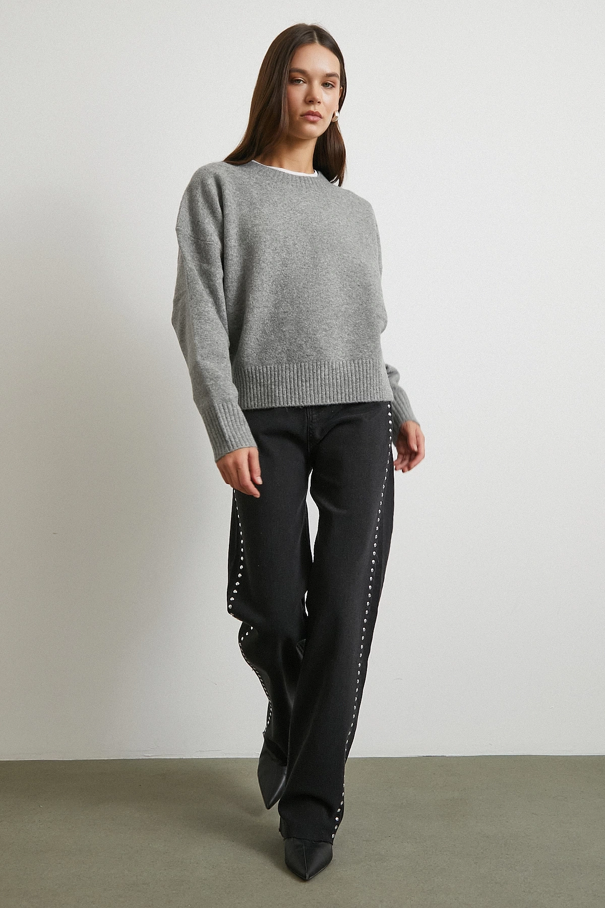 Taş İşlemeli Yüksek Bel Kesik Paça Jean Siyah